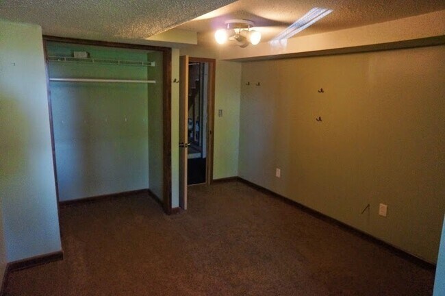 Building Photo - AVAILABLE JUNE- Gorgeous 4 Bed, 1 Bathroom Hillside Home!