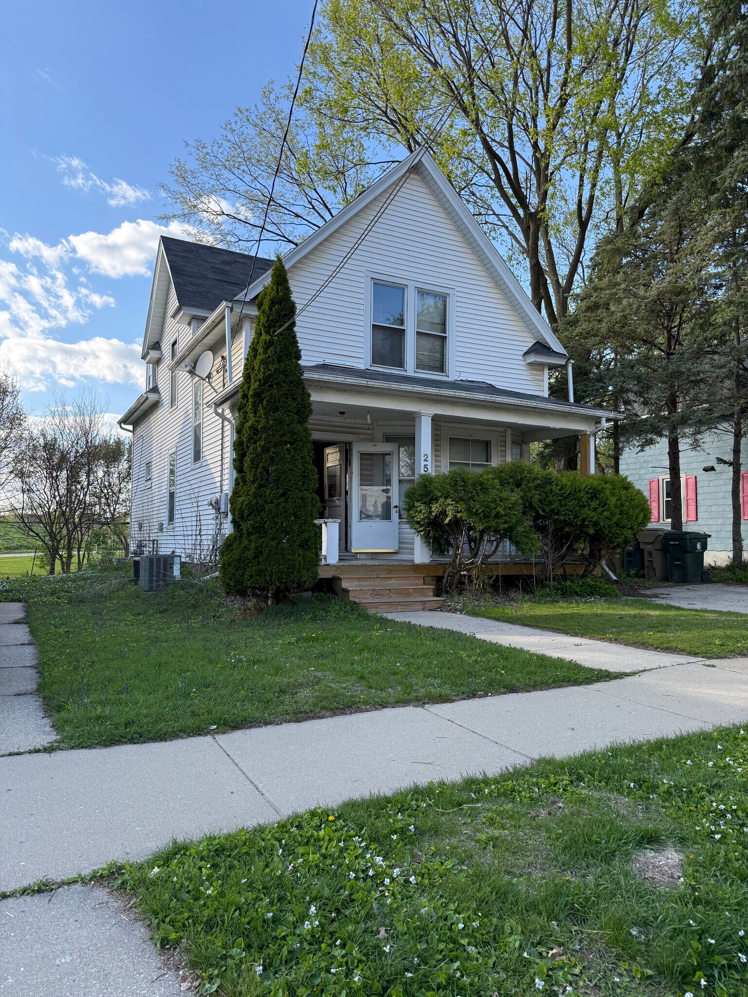 Building Photo - 2566 Hoard St