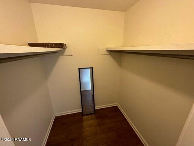 Building Photo - 3 bed, 2 bath townhouse AVAILABLE NOW!!!