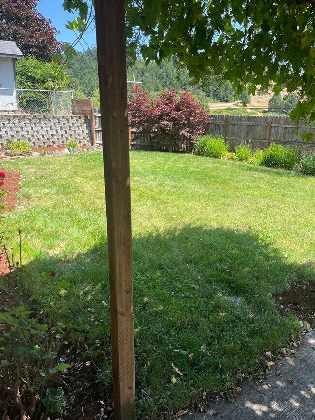 Building Photo - Large 3 bed/2 bath single family home