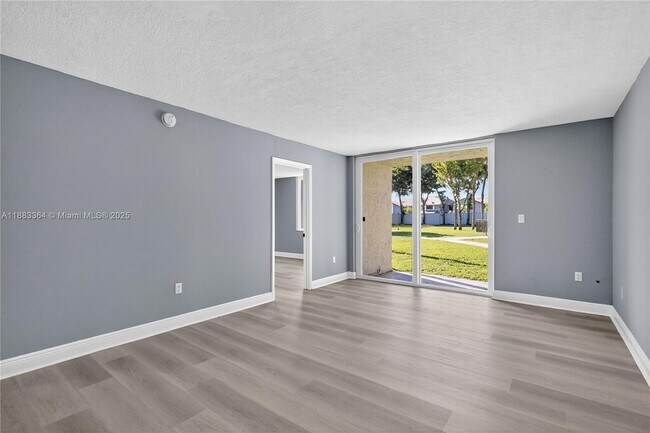 Building Photo - 10000 NW 80th Ct