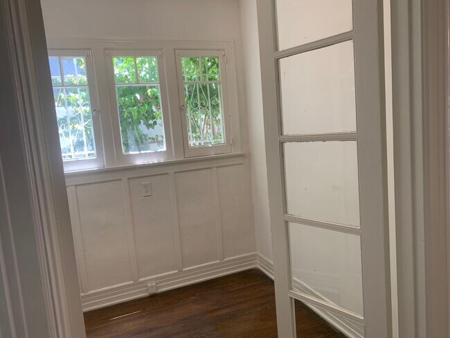 Building Photo - 1008 Havenhurst Dr