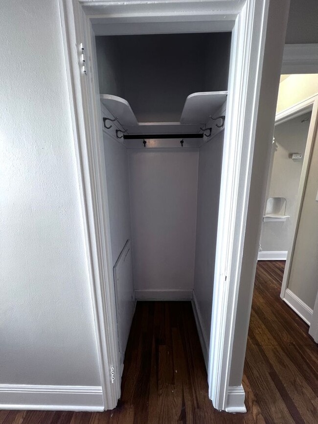 Building Photo - AVAILABLE JUNE 1ST: 4 bedroom 2 bathroom home!