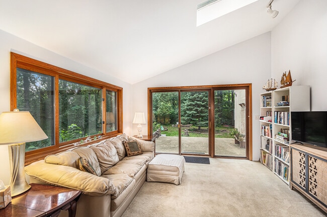 Building Photo - 423 Tamarack Dr