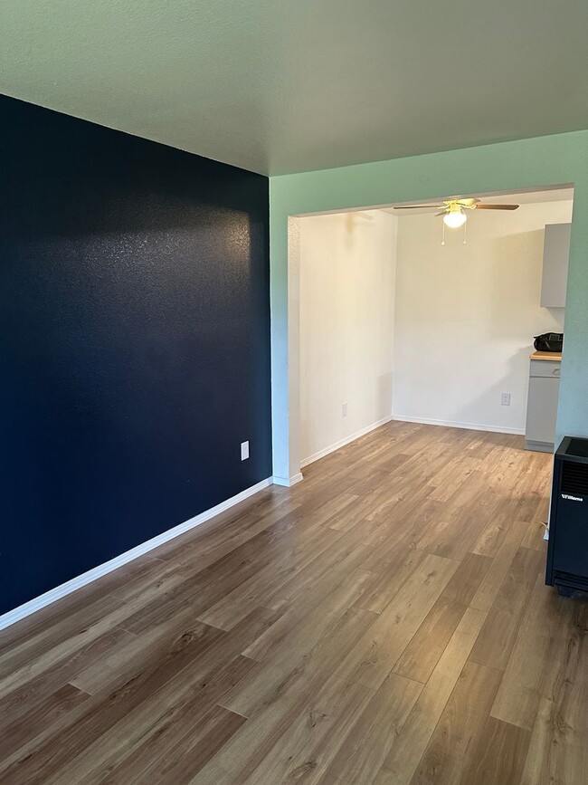Building Photo - Downtown Renton Apartment W/S/G and 2 parking spaces included