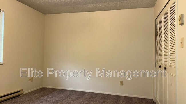 Building Photo - 25 Royal Crest Dr