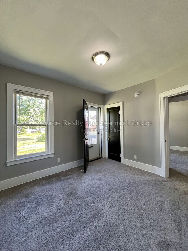 Building Photo - 170 Bondie St