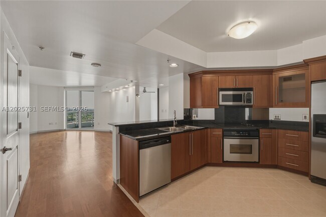 Building Photo - 401 SW 4th Ave