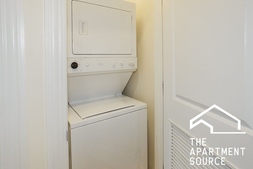 Building Photo - 3856 N Southport Ave