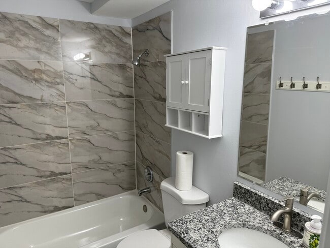 Building Photo - 502 E Spruce Dr