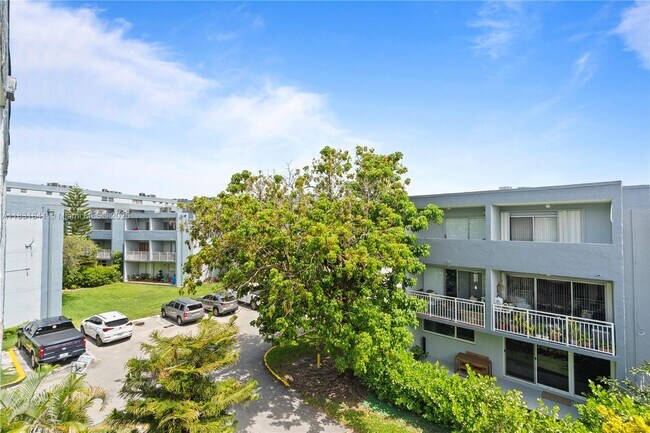Building Photo - 9373 Fontainebleau Blvd