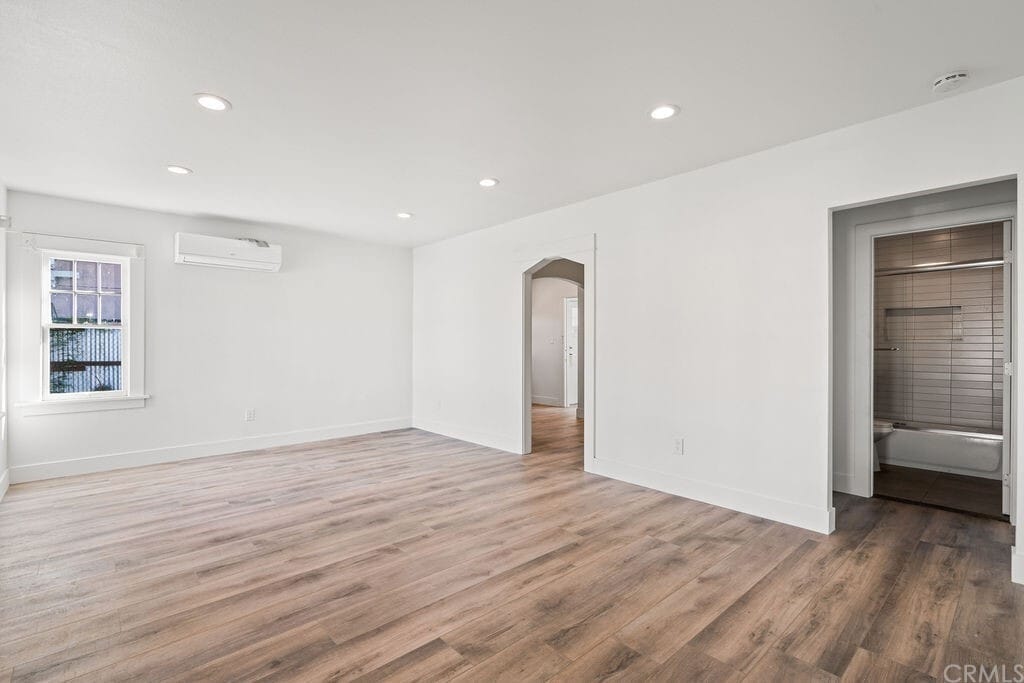 Living area - 728 E Palmer Ave