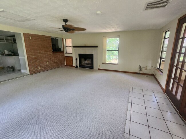 Building Photo - Country Living right off of Baymeadows Road