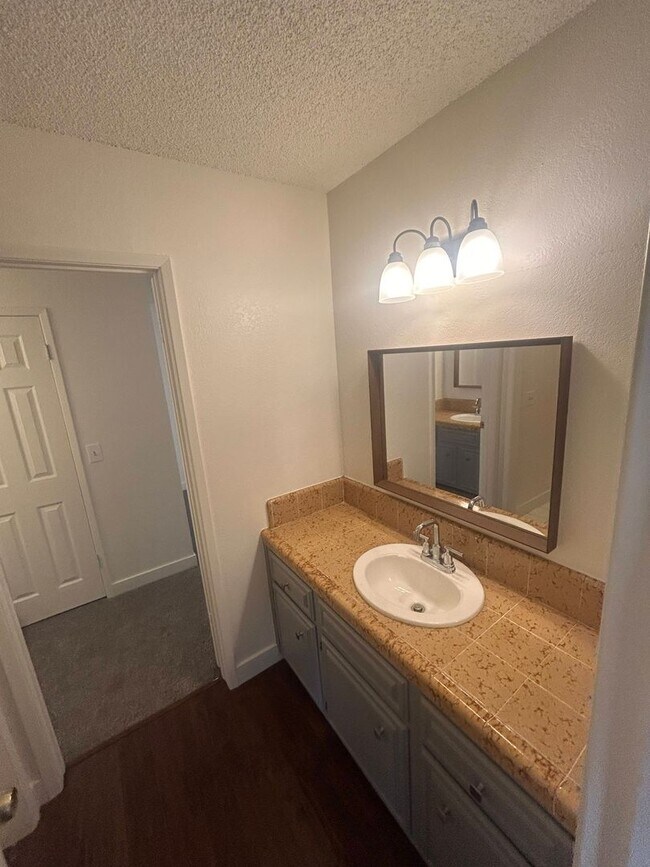 Building Photo - Beautiful Condo For Rent