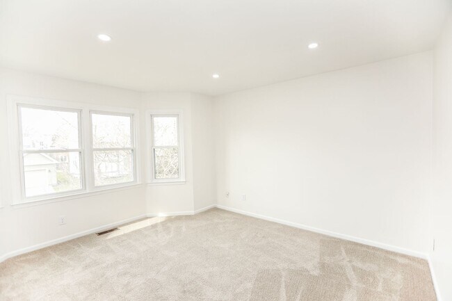 Building Photo - Beautifully renovated 3 bed 2.5 bath home ...