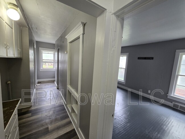 Building Photo - 914 1/2 West 2nd Street