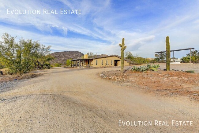 Primary Photo - Charming Desert Retreat with 360° Mountain...