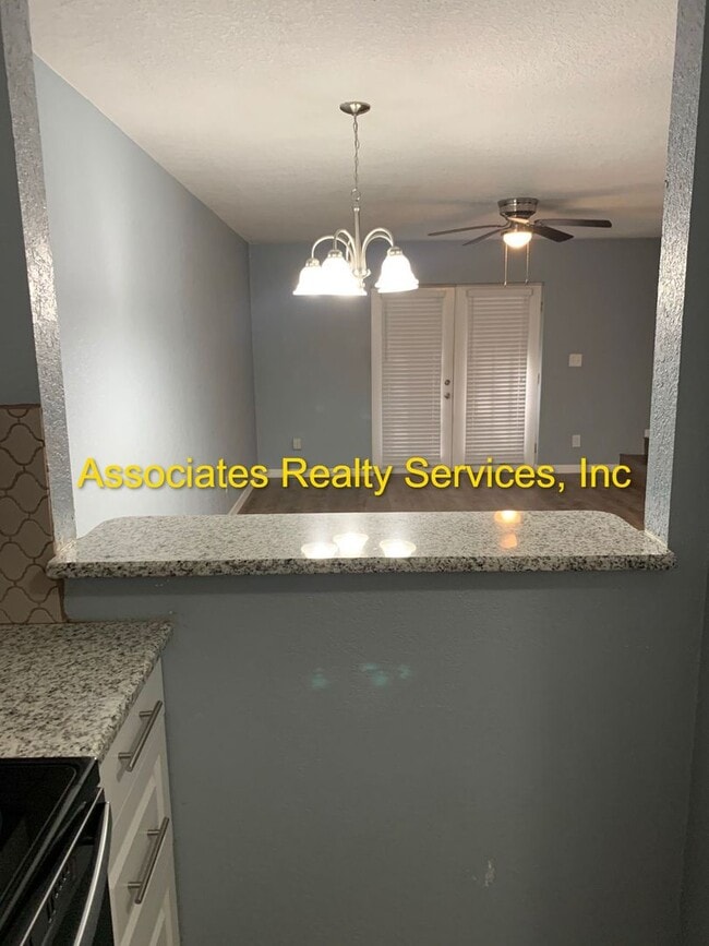 Building Photo - Spacious END UNIT 2 Primary Suite Condo w/ Screened Lanai, Screened Balcony, and FULLY FENCED BAC...