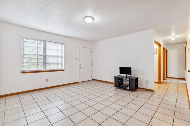 Building Photo - 504 Farnell Ln