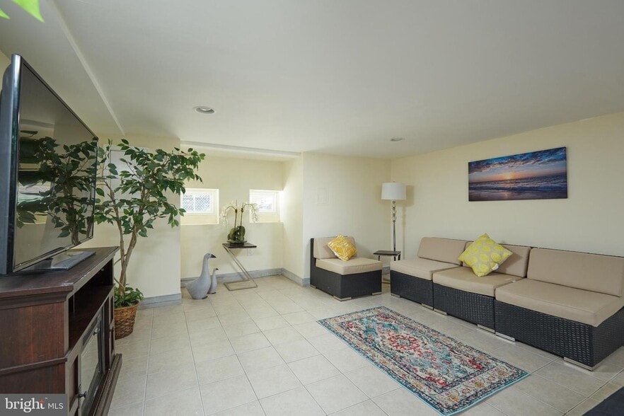 basement - 1102 Trinidad Ave NE