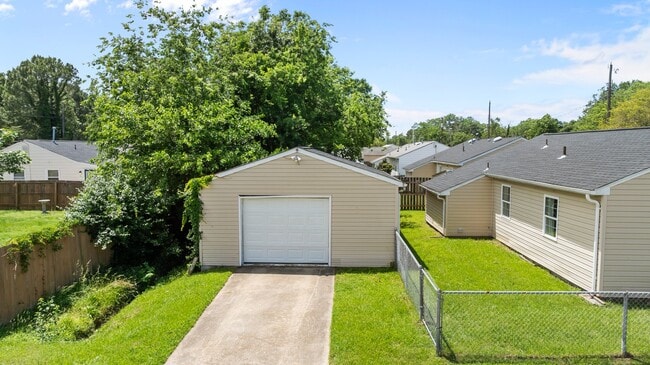 Building Photo - 2014 Somerville Dr