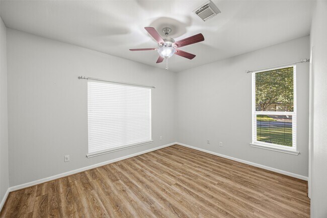 Building Photo - 12322 W Elizabeth Shore Loop