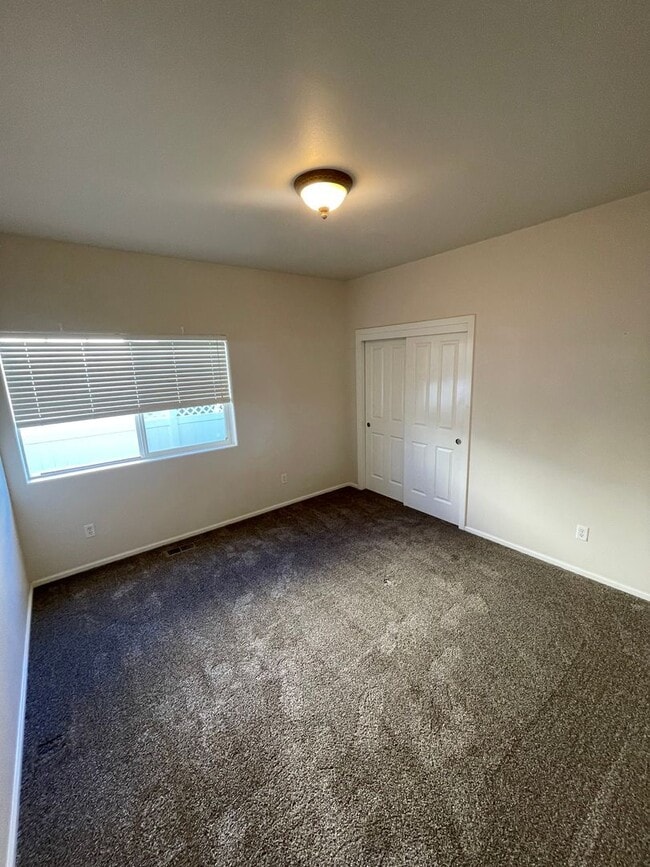 Building Photo - 3 Bedroom Home in North Albany!