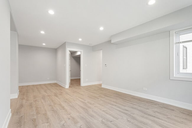 Building Photo - 2333 W Lunt Ave