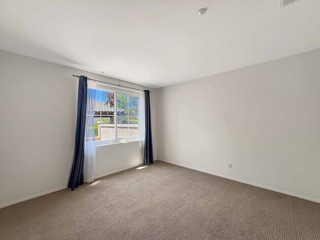 Building Photo - Spacious 2B/2.5BA Tri-Level Townhouse w/ 2...