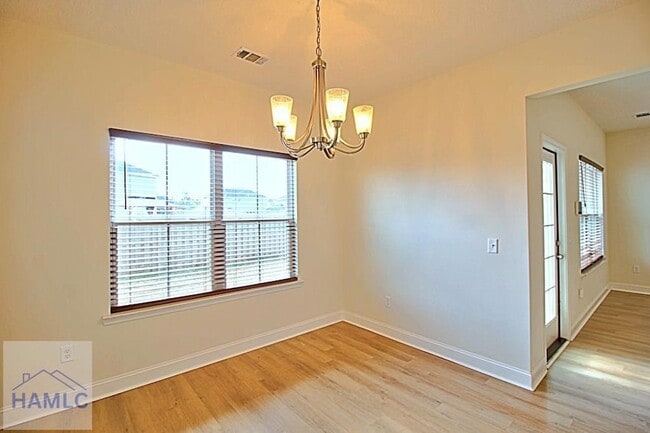 Building Photo - 302 Mcclelland Lp NE