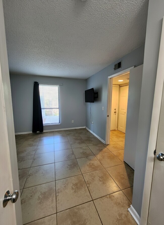 Building Photo - 455 Alt 19