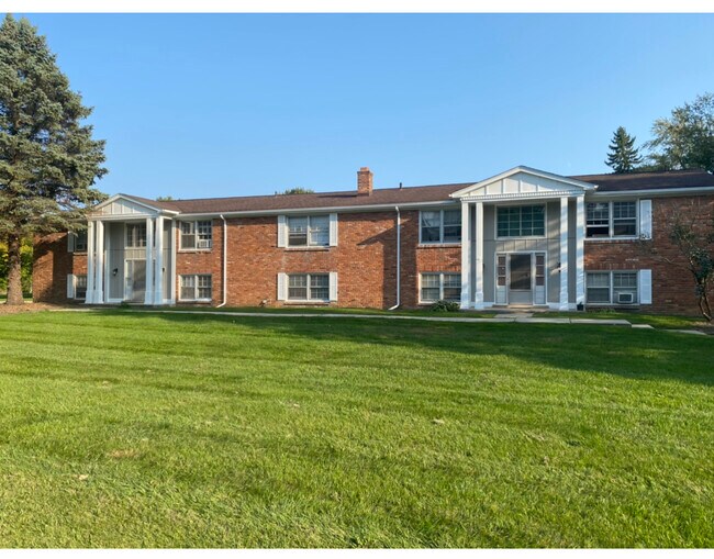 Primary Photo - 1630 N Pontiac Trl