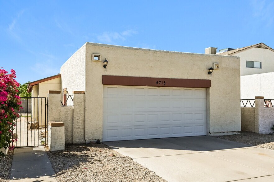 Primary Photo - 4713 W Menadota Dr