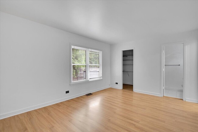Building Photo - 1645 Estate Cir
