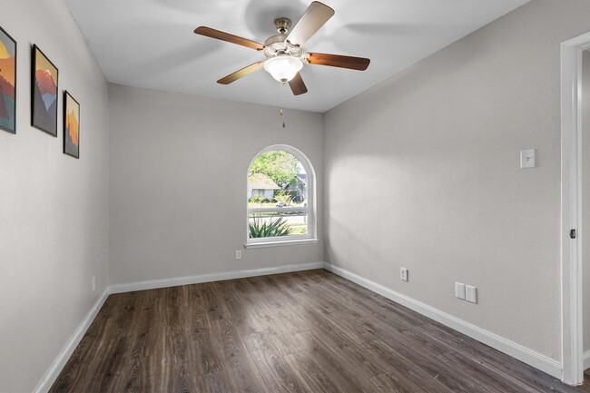 Building Photo - 2121 Sunrise Trail