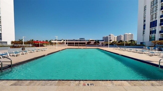 Building Photo - 3625 N Country Club Dr