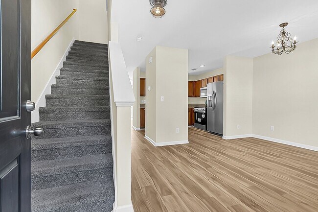 Building Photo - Easy, Modern Comfort in a Prime Charleston Location!