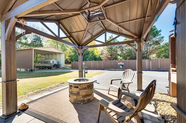 Building Photo - 808 Water View Terrace