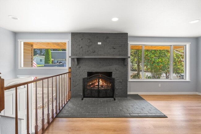 Building Photo - 3 Bed 2 Bath Fully Fenced Split Level Lake...