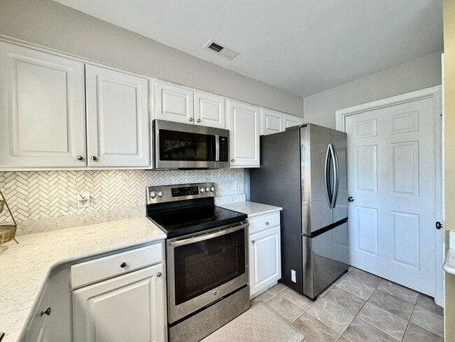 Building Photo - A Fabulous Home w/Water & Golf Course Views Available 05-04-26! Fenced Yard & Dog-Friendly!