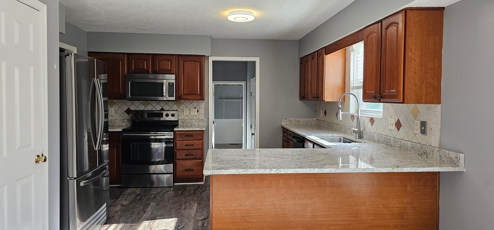 Building Photo - 6553 Clearview Lake Dr
