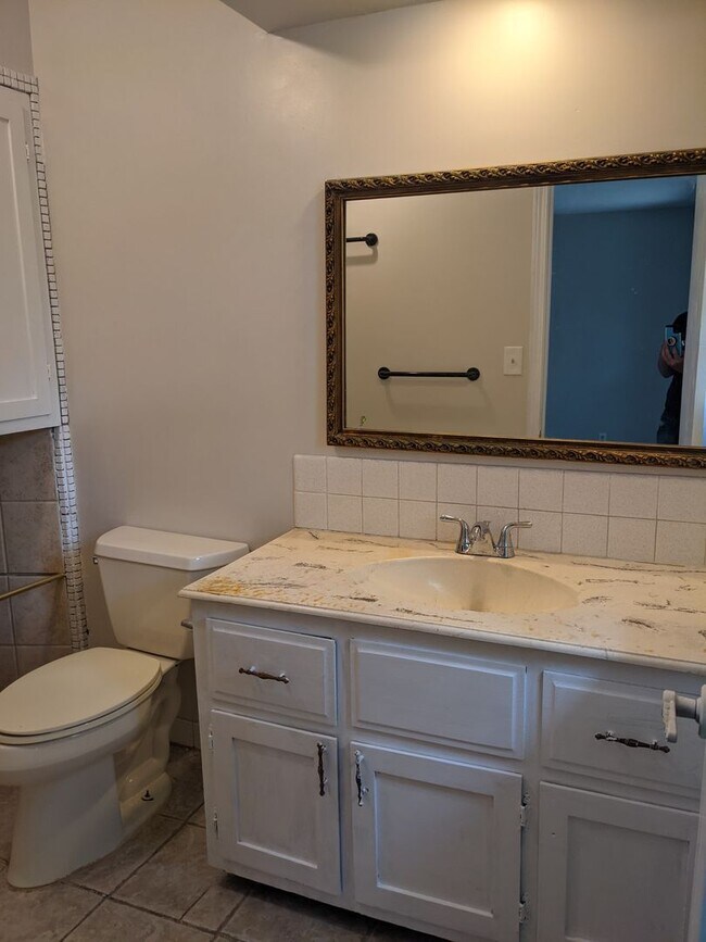 Building Photo - Recently updated Raytown single family home
