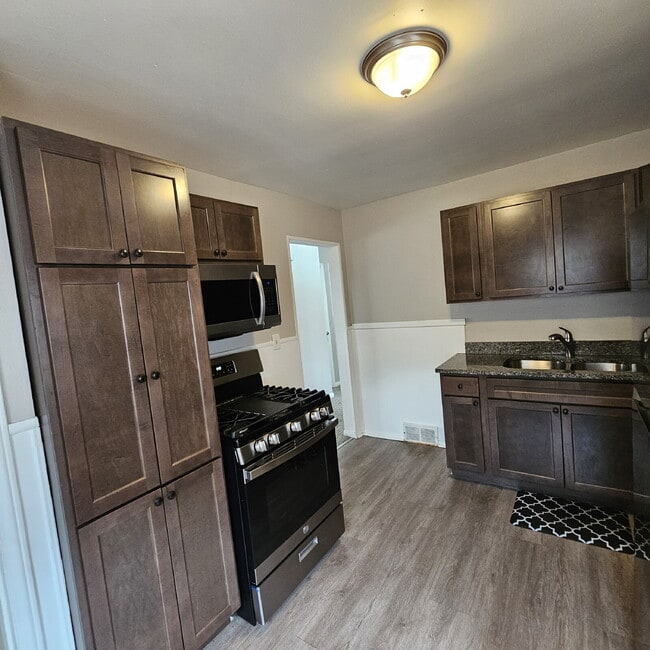 Building Photo - 3 Bedroom Bungalow w/ New Carpet Through O...