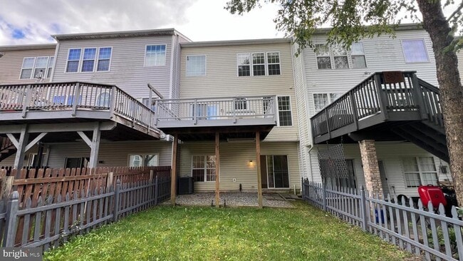 Building Photo - 822 W Boxborough Dr
