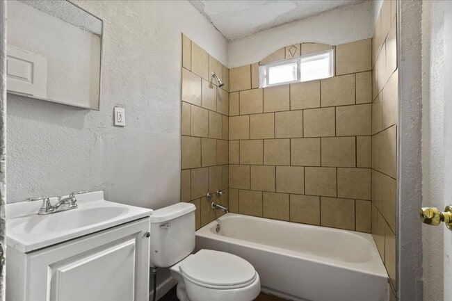 Building Photo - 2 Bed 1 Bath