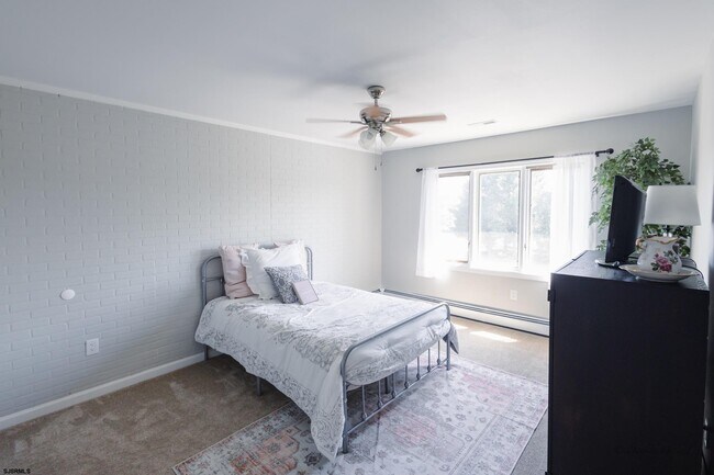 Building Photo - 5143 Venice Ave