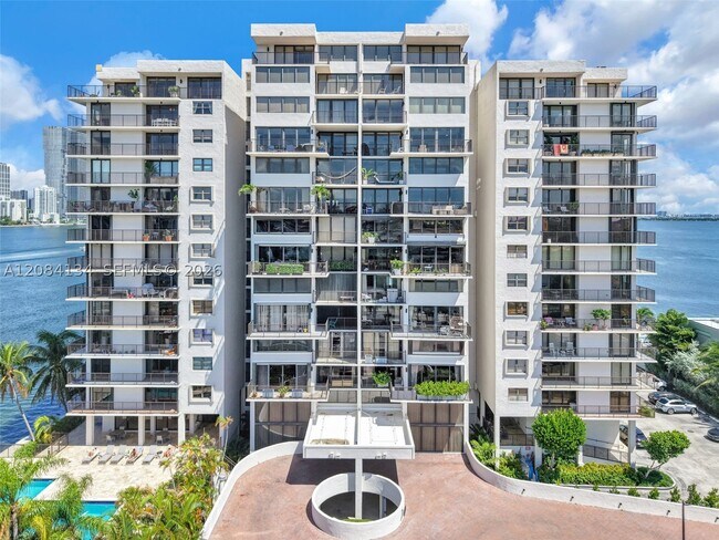 Building Photo - 801 N Venetian Dr