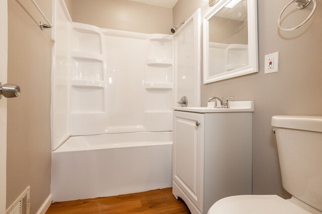 Building Photo - Stylish Simplicity: 2 Bed, 1 Bath Single-F...