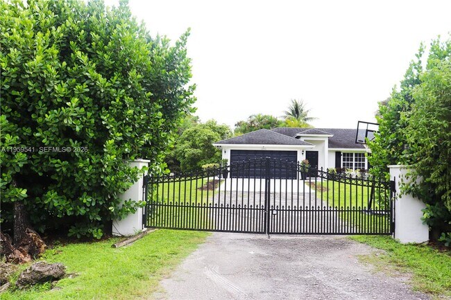 Building Photo - 16930 Mead Hill Dr W