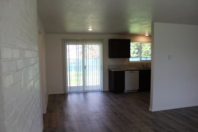 Building Photo - 4 bedroom, 2 bath home near Intel in Hillsboro